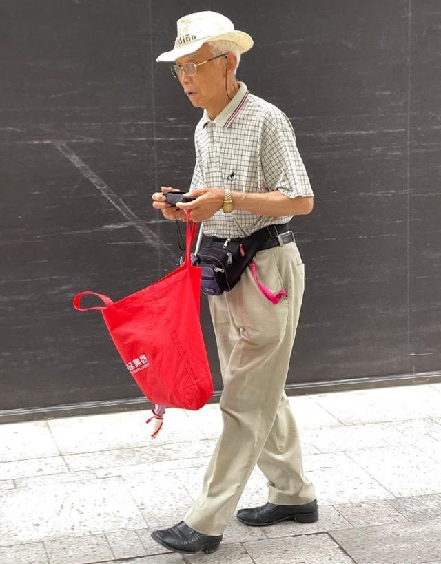 真正有品位的男人,穿西裤不会配皮鞋!你看上海爷爷就知道了休闲区蓝鸢梦想 - Www.slyday.coM 真正有品位的男人,穿西裤不会配皮鞋!你看上海爷爷就知道了休闲区蓝鸢梦想 - Www.slyday.coM