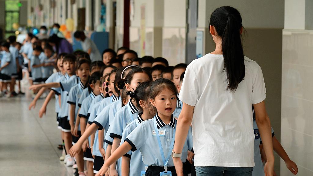 2022年8月31日,浙江省金华市,湖海塘小学开学季新生报到日,老师在给新入学的同学上开学第一课。人民视觉 资料图