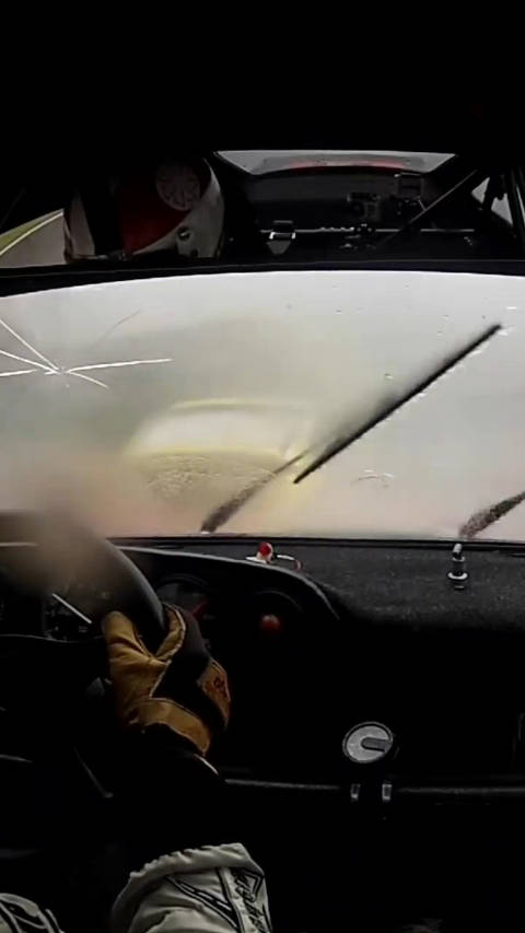 视频：当你开着一台74年的911 RSR在大雨天比赛遇上挡风玻璃起雾……