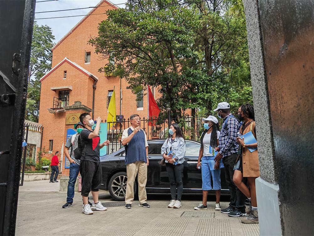 外国人眼中的上海有啥不一样?当年钱学森就是从这条弄堂骑自行车去交大读书…休闲区蓝鸢梦想 - Www.slyday.coM 外国人眼中的上海有啥不一样?当年钱学森就是从这条弄堂骑自行车去交大读书…休闲区蓝鸢梦想 - Www.slyday.coM