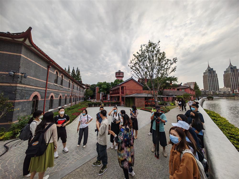 外国人眼中的上海有啥不一样?当年钱学森就是从这条弄堂骑自行车去交大读书…休闲区蓝鸢梦想 - Www.slyday.coM 外国人眼中的上海有啥不一样?当年钱学森就是从这条弄堂骑自行车去交大读书…休闲区蓝鸢梦想 - Www.slyday.coM