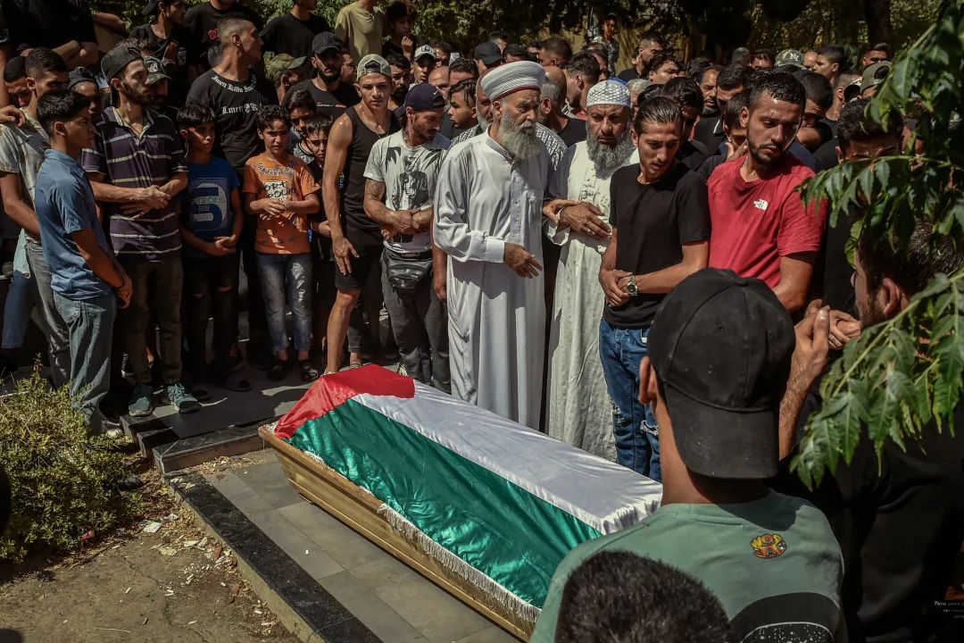 ▲当地时间2022年9月24日，黎巴嫩贝鲁特，一名巴勒斯坦人的葬礼正在举行。近日于叙利亚海域倾覆的黎巴嫩非法移民船上，有多名巴勒斯坦籍乘客。图/IC photo