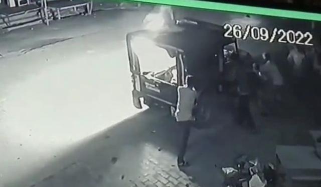 印度“贱民”学生答错题被老师打死引众怒,抗议者纵火烧警车休闲区蓝鸢梦想 - Www.slyday.coM 印度“贱民”学生答错题被老师打死引众怒,抗议者纵火烧警车休闲区蓝鸢梦想 - Www.slyday.coM