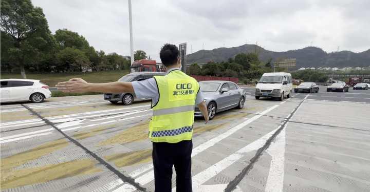 国庆假期高速大流量,高速收费站把安全知识带进驾校休闲区蓝鸢梦想 - Www.slyday.coM 国庆假期高速大流量,高速收费站把安全知识带进驾校休闲区蓝鸢梦想 - Www.slyday.coM