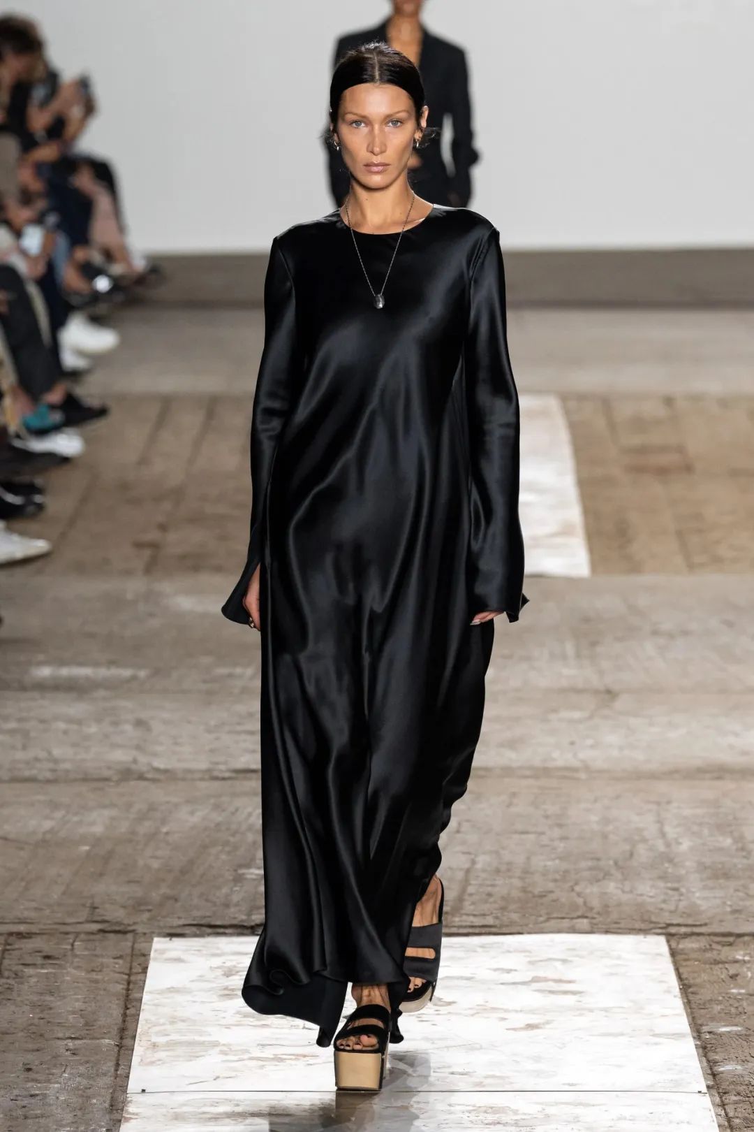 2023年春夏什么样的鞋、包会流行,米兰时装周都已经告诉你了!休闲区蓝鸢梦想 - Www.slyday.coM 2023年春夏什么样的鞋、包会流行,米兰时装周都已经告诉你了!休闲区蓝鸢梦想 - Www.slyday.coM