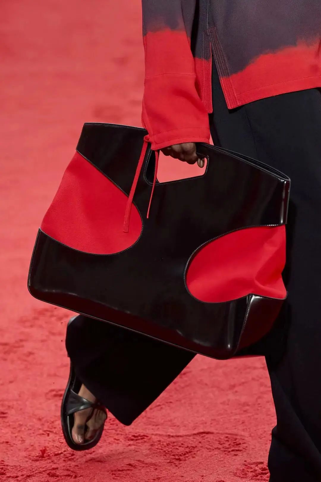 2023年春夏什么样的鞋、包会流行,米兰时装周都已经告诉你了!休闲区蓝鸢梦想 - Www.slyday.coM 2023年春夏什么样的鞋、包会流行,米兰时装周都已经告诉你了!休闲区蓝鸢梦想 - Www.slyday.coM