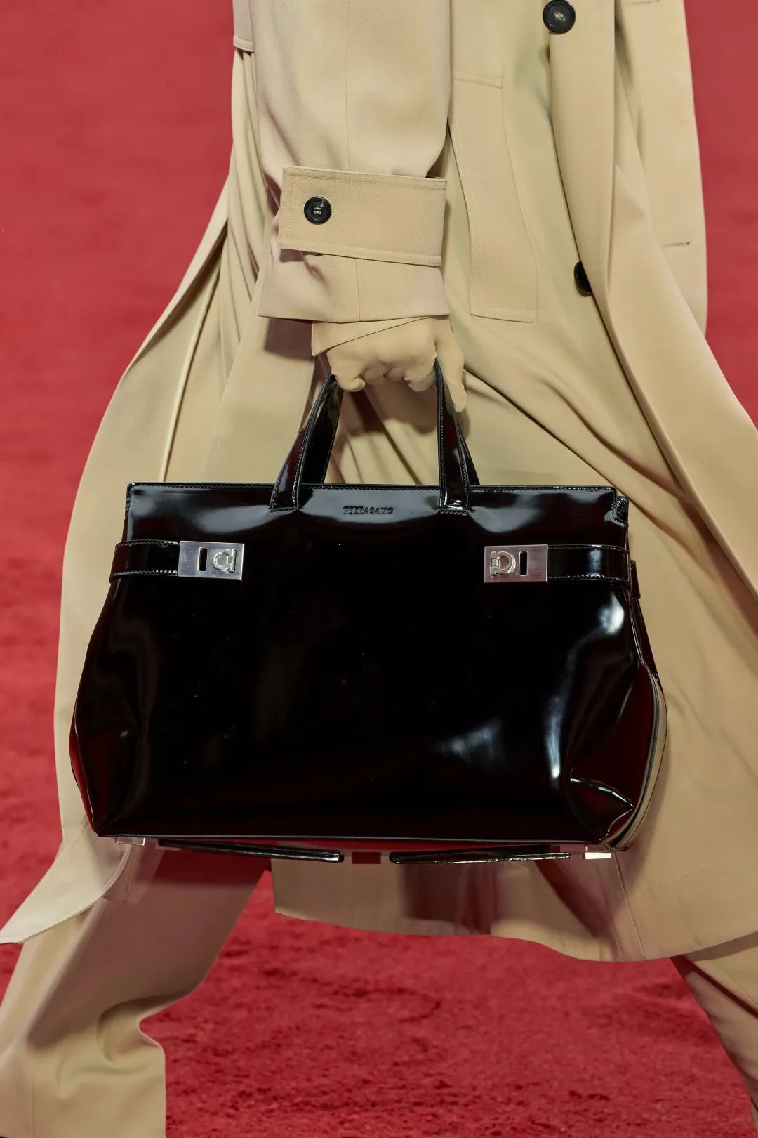 2023年春夏什么样的鞋、包会流行,米兰时装周都已经告诉你了!休闲区蓝鸢梦想 - Www.slyday.coM 2023年春夏什么样的鞋、包会流行,米兰时装周都已经告诉你了!休闲区蓝鸢梦想 - Www.slyday.coM