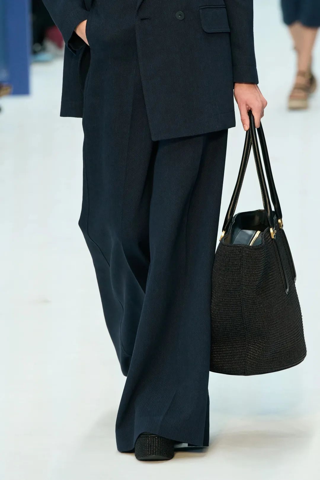 2023年春夏什么样的鞋、包会流行,米兰时装周都已经告诉你了!休闲区蓝鸢梦想 - Www.slyday.coM 2023年春夏什么样的鞋、包会流行,米兰时装周都已经告诉你了!休闲区蓝鸢梦想 - Www.slyday.coM