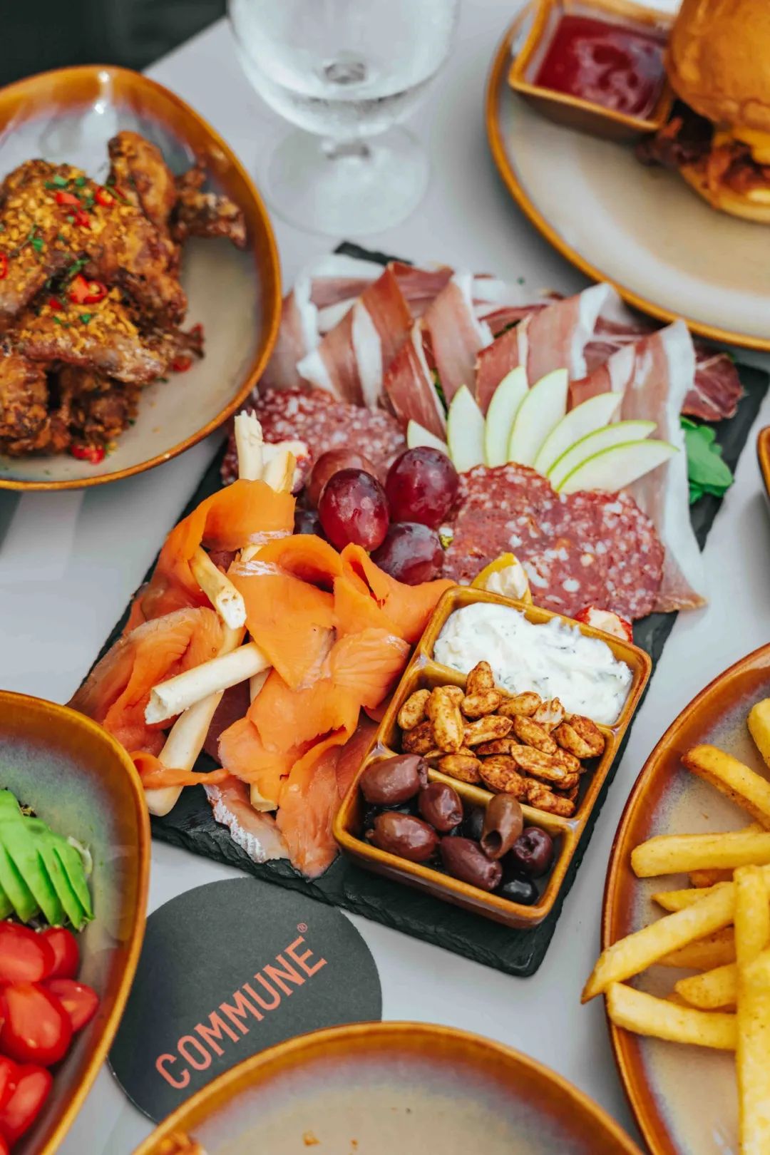 为什么这家帝都爆火餐吧的秋日大餐能让人如此上头?|TO探店休闲区蓝鸢梦想 - Www.slyday.coM 为什么这家帝都爆火餐吧的秋日大餐能让人如此上头?|TO探店休闲区蓝鸢梦想 - Www.slyday.coM