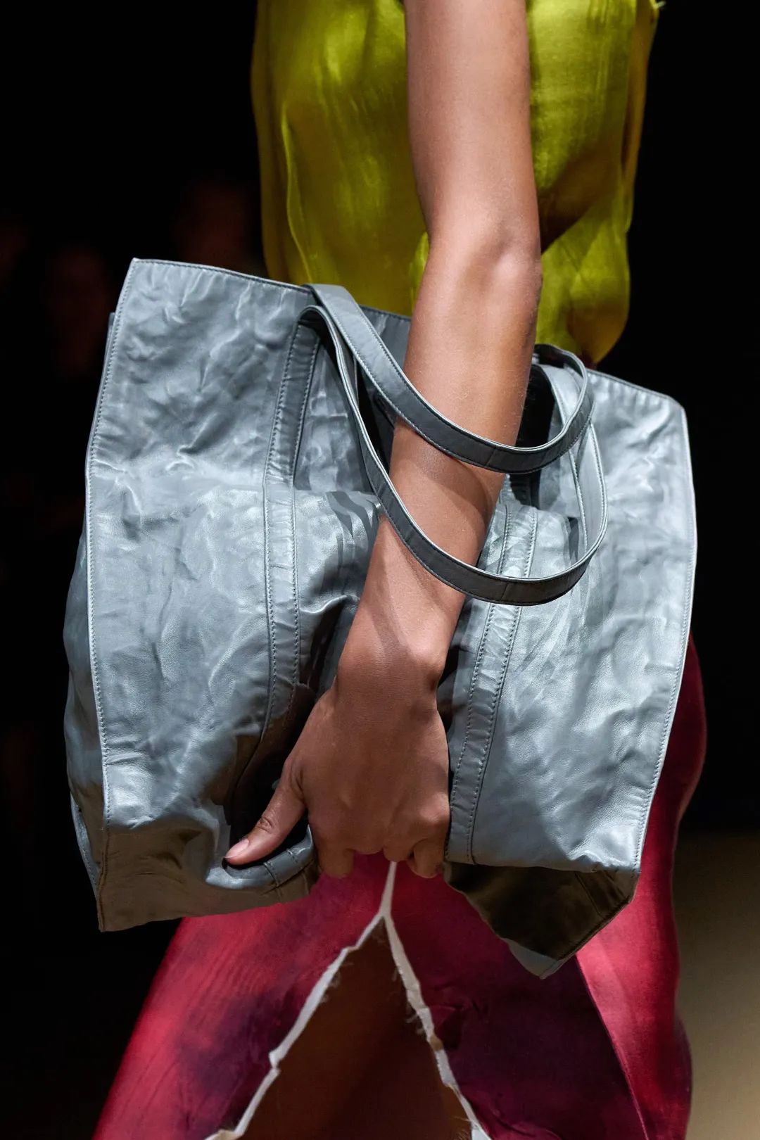 2023年春夏什么样的鞋、包会流行,米兰时装周都已经告诉你了!休闲区蓝鸢梦想 - Www.slyday.coM 2023年春夏什么样的鞋、包会流行,米兰时装周都已经告诉你了!休闲区蓝鸢梦想 - Www.slyday.coM