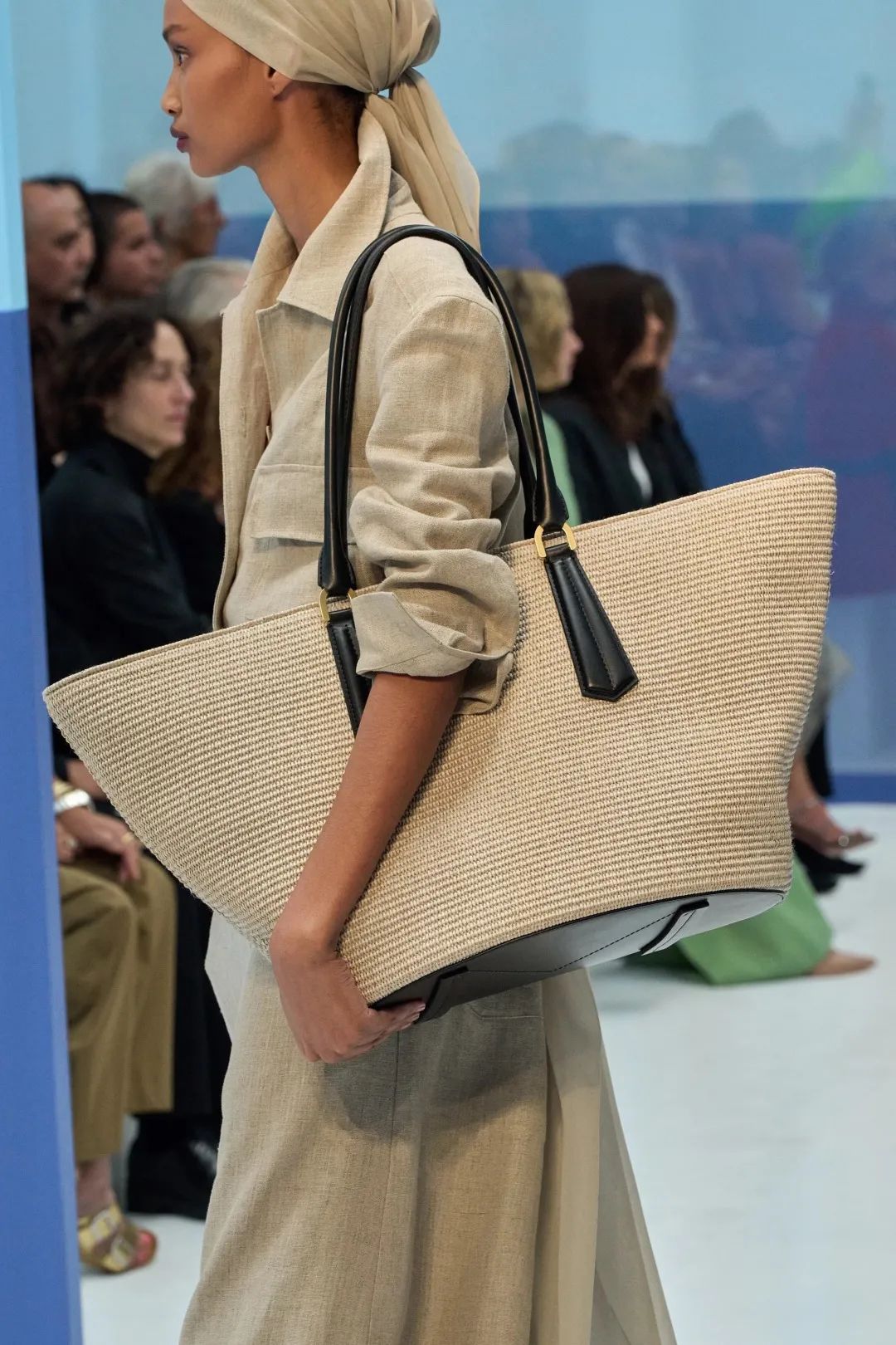 2023年春夏什么样的鞋、包会流行,米兰时装周都已经告诉你了!休闲区蓝鸢梦想 - Www.slyday.coM 2023年春夏什么样的鞋、包会流行,米兰时装周都已经告诉你了!休闲区蓝鸢梦想 - Www.slyday.coM