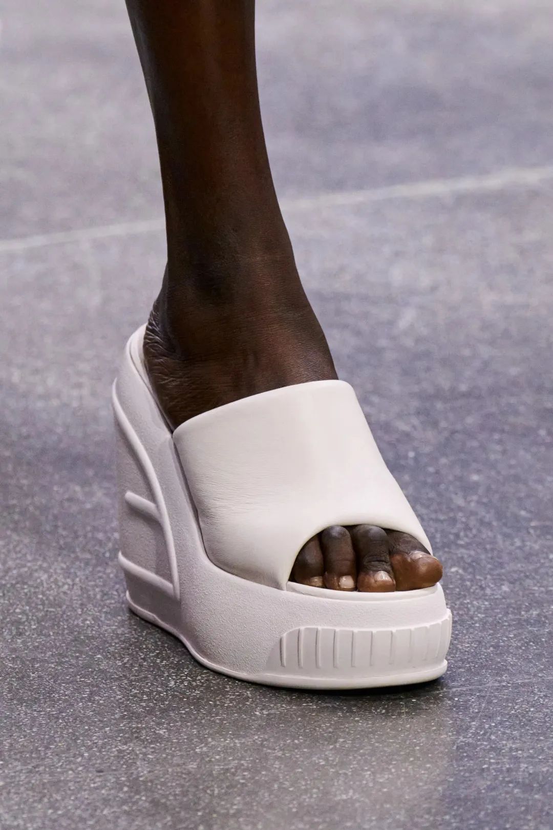 2023年春夏什么样的鞋、包会流行,米兰时装周都已经告诉你了!休闲区蓝鸢梦想 - Www.slyday.coM 2023年春夏什么样的鞋、包会流行,米兰时装周都已经告诉你了!休闲区蓝鸢梦想 - Www.slyday.coM