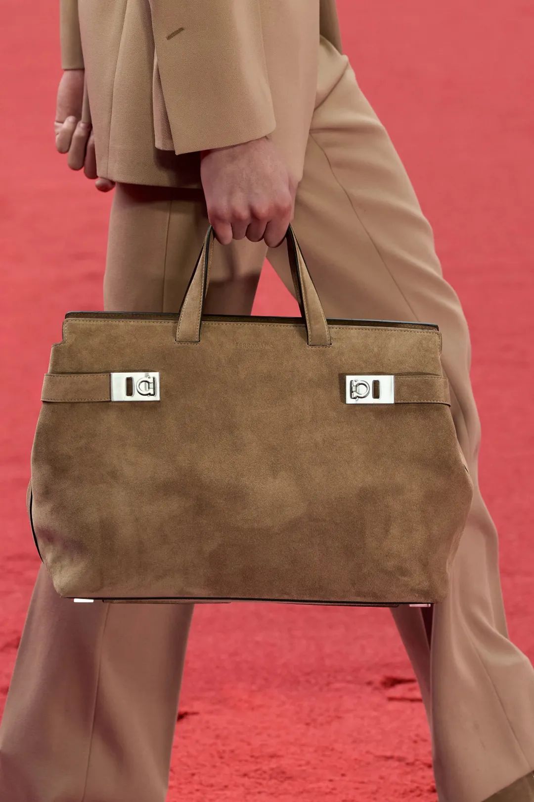 2023年春夏什么样的鞋、包会流行,米兰时装周都已经告诉你了!休闲区蓝鸢梦想 - Www.slyday.coM 2023年春夏什么样的鞋、包会流行,米兰时装周都已经告诉你了!休闲区蓝鸢梦想 - Www.slyday.coM