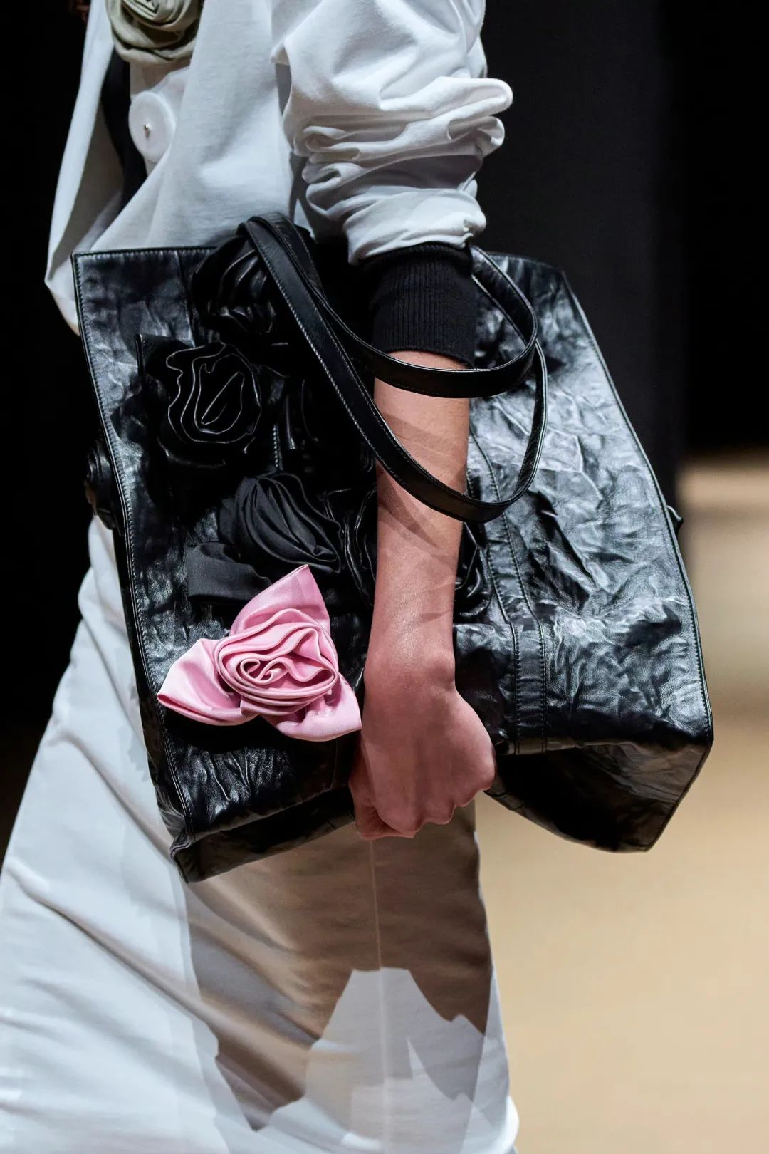 2023年春夏什么样的鞋、包会流行,米兰时装周都已经告诉你了!休闲区蓝鸢梦想 - Www.slyday.coM 2023年春夏什么样的鞋、包会流行,米兰时装周都已经告诉你了!休闲区蓝鸢梦想 - Www.slyday.coM