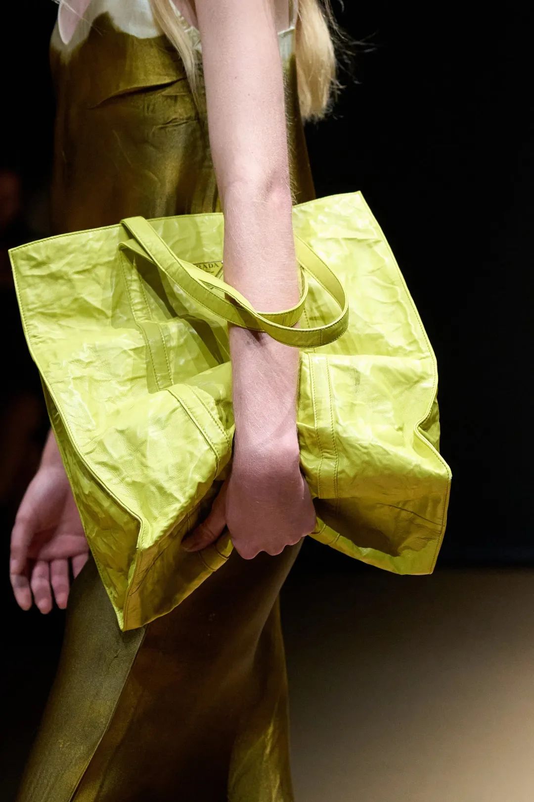 2023年春夏什么样的鞋、包会流行,米兰时装周都已经告诉你了!休闲区蓝鸢梦想 - Www.slyday.coM 2023年春夏什么样的鞋、包会流行,米兰时装周都已经告诉你了!休闲区蓝鸢梦想 - Www.slyday.coM