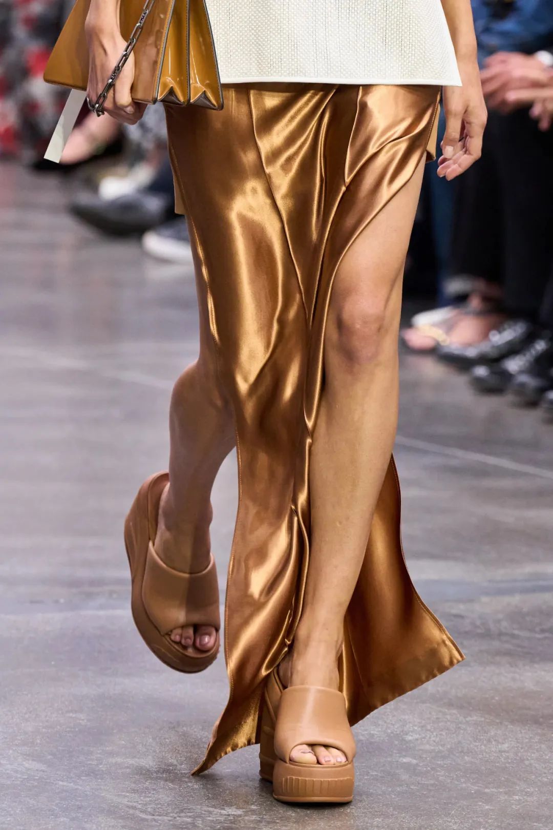 2023年春夏什么样的鞋、包会流行,米兰时装周都已经告诉你了!休闲区蓝鸢梦想 - Www.slyday.coM 2023年春夏什么样的鞋、包会流行,米兰时装周都已经告诉你了!休闲区蓝鸢梦想 - Www.slyday.coM