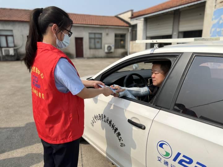 国庆假期高速大流量,高速收费站把安全知识带进驾校休闲区蓝鸢梦想 - Www.slyday.coM 国庆假期高速大流量,高速收费站把安全知识带进驾校休闲区蓝鸢梦想 - Www.slyday.coM