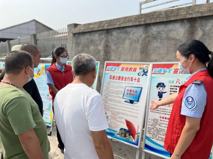 国庆假期高速大流量,高速收费站把安全知识带进驾校休闲区蓝鸢梦想 - Www.slyday.coM 国庆假期高速大流量,高速收费站把安全知识带进驾校休闲区蓝鸢梦想 - Www.slyday.coM