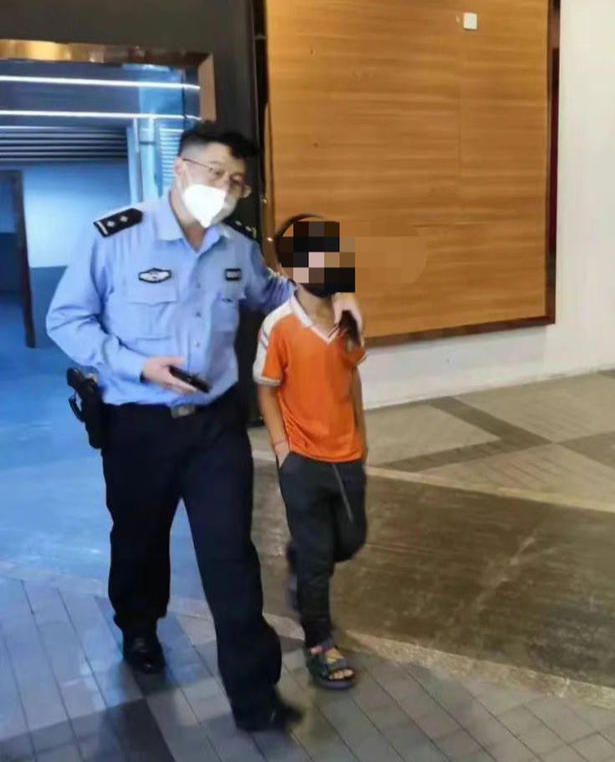 消失的孩子?成都一男孩不想上学“玩失踪” 躲进停车场休闲区蓝鸢梦想 - Www.slyday.coM 消失的孩子?成都一男孩不想上学“玩失踪” 躲进停车场休闲区蓝鸢梦想 - Www.slyday.coM