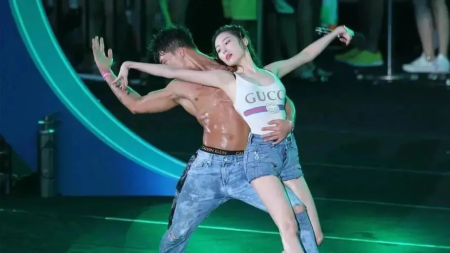 别嗑了,正主都手撕CP粉了...休闲区蓝鸢梦想 - Www.slyday.coM 别嗑了,正主都手撕CP粉了...休闲区蓝鸢梦想 - Www.slyday.coM