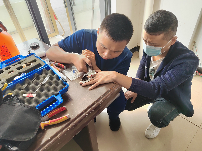 男子戴上女友送的爱心戒指,一周后却进了消防队!网友:这是被爱“套牢”了休闲区蓝鸢梦想 - Www.slyday.coM 男子戴上女友送的爱心戒指,一周后却进了消防队!网友:这是被爱“套牢”了休闲区蓝鸢梦想 - Www.slyday.coM