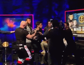 语言不通引发乌龙,俄罗斯选手在发布会现场暴打美国选手:我以为他在侮辱我妈妈休闲区蓝鸢梦想 - Www.slyday.coM 语言不通引发乌龙,俄罗斯选手在发布会现场暴打美国选手:我以为他在侮辱我妈妈休闲区蓝鸢梦想 - Www.slyday.coM