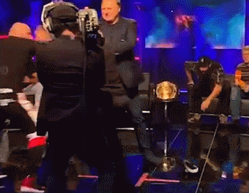 语言不通引发乌龙,俄罗斯选手在发布会现场暴打美国选手:我以为他在侮辱我妈妈休闲区蓝鸢梦想 - Www.slyday.coM 语言不通引发乌龙,俄罗斯选手在发布会现场暴打美国选手:我以为他在侮辱我妈妈休闲区蓝鸢梦想 - Www.slyday.coM