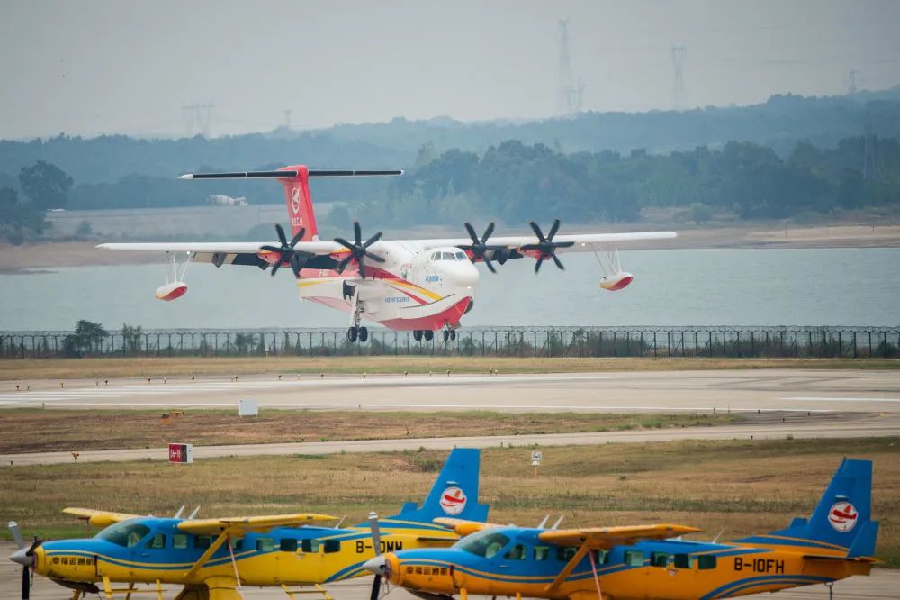 9月27日，“鲲龙”AG600M在漳河机场降落。新华社记者 伍志尊 摄