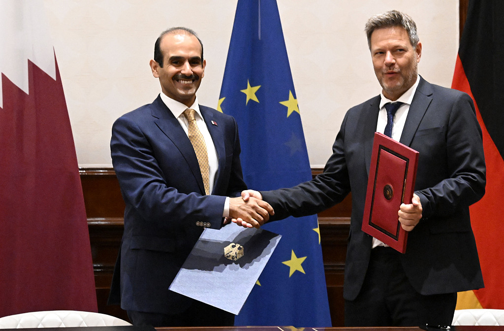 当地时间2022年5月20日，德国柏林，德国经济部长哈贝克与卡塔尔能源事务国务大臣卡比在柏林签署了两国深化能源领域伙伴关系的协议。