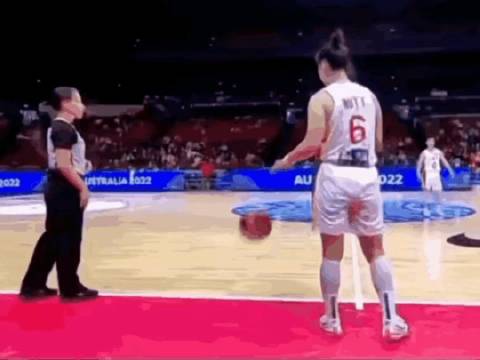中国女篮太厉害了，配合真好，球发出来后，八次传球，球不落地……