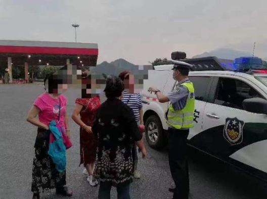 事发杭州,四位大姐高速上狂奔!原因让人哭笑不得休闲区蓝鸢梦想 - Www.slyday.coM 事发杭州,四位大姐高速上狂奔!原因让人哭笑不得休闲区蓝鸢梦想 - Www.slyday.coM