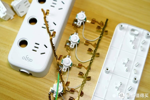 二十多的插线板能买吗?aigo 插线板拆解评测:物有所值不会踩雷休闲区蓝鸢梦想 - Www.slyday.coM 二十多的插线板能买吗?aigo 插线板拆解评测:物有所值不会踩雷休闲区蓝鸢梦想 - Www.slyday.coM