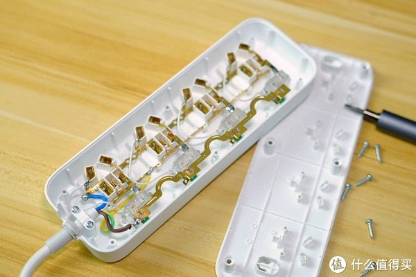 二十多的插线板能买吗?aigo 插线板拆解评测:物有所值不会踩雷休闲区蓝鸢梦想 - Www.slyday.coM 二十多的插线板能买吗?aigo 插线板拆解评测:物有所值不会踩雷休闲区蓝鸢梦想 - Www.slyday.coM