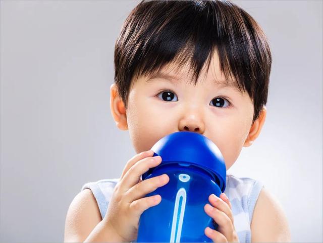 婴幼儿可以喝水吗?每天喝多少水比较好?新手爸妈必看休闲区蓝鸢梦想 - Www.slyday.coM 婴幼儿可以喝水吗?每天喝多少水比较好?新手爸妈必看休闲区蓝鸢梦想 - Www.slyday.coM