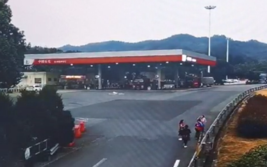 事发杭州,四位大姐高速上狂奔!原因让人哭笑不得休闲区蓝鸢梦想 - Www.slyday.coM 事发杭州,四位大姐高速上狂奔!原因让人哭笑不得休闲区蓝鸢梦想 - Www.slyday.coM