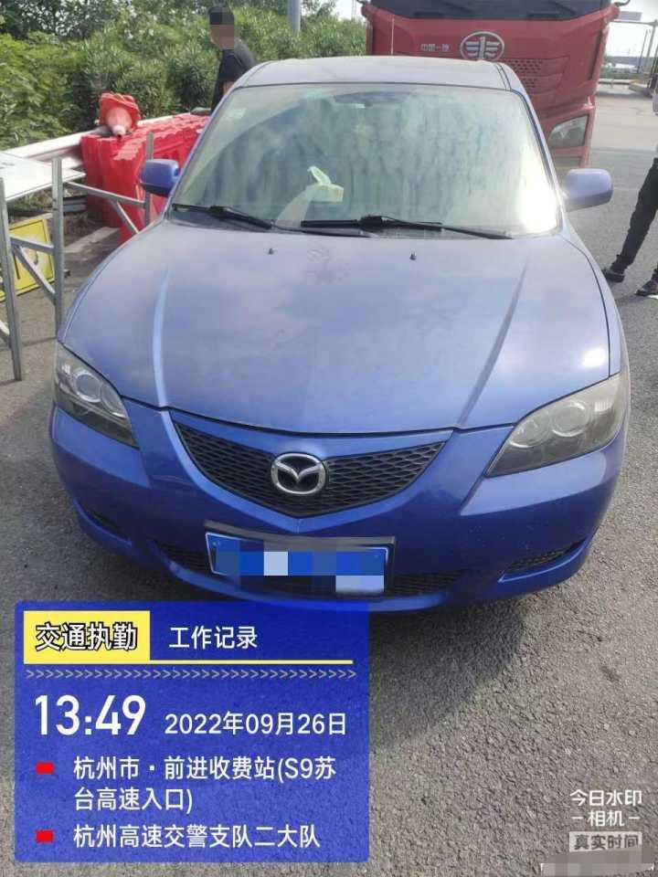 突如其来的“推背感” ,收费站通道里货车司机一个误操作,小车司机傻眼了休闲区蓝鸢梦想 - Www.slyday.coM 突如其来的“推背感” ,收费站通道里货车司机一个误操作,小车司机傻眼了休闲区蓝鸢梦想 - Www.slyday.coM