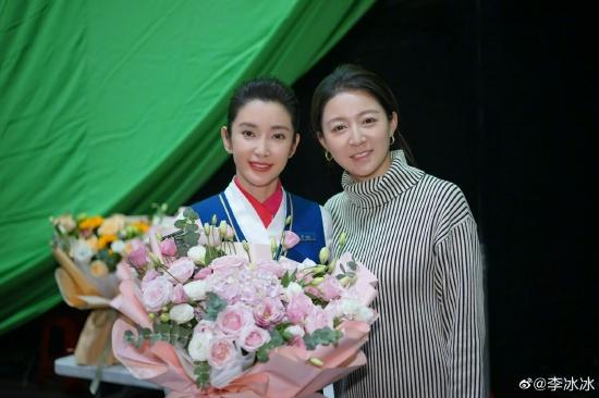 李冰冰晒与《平凡英雄》原型人物赵燕合影休闲区蓝鸢梦想 - Www.slyday.coM 李冰冰晒与《平凡英雄》原型人物赵燕合影休闲区蓝鸢梦想 - Www.slyday.coM