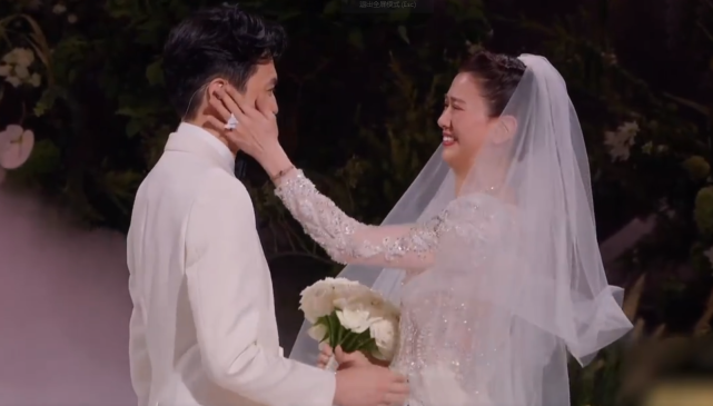 张智霖袁咏仪在披荆斩棘补办婚礼,戴纸戒指甜蜜拥抱亲吻画面感人休闲区蓝鸢梦想 - Www.slyday.coM 张智霖袁咏仪在披荆斩棘补办婚礼,戴纸戒指甜蜜拥抱亲吻画面感人休闲区蓝鸢梦想 - Www.slyday.coM