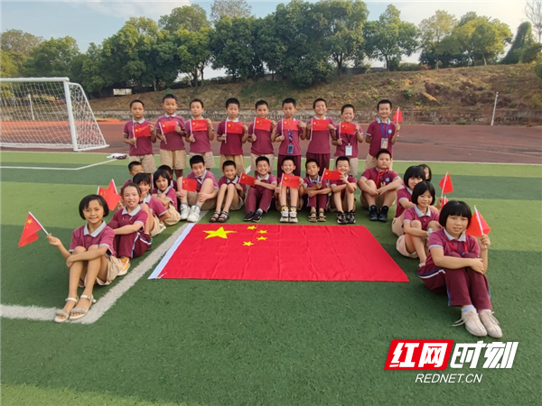 永州市冷水滩区德雅学校开展“我与国旗合个影”主题活动休闲区蓝鸢梦想 - Www.slyday.coM 永州市冷水滩区德雅学校开展“我与国旗合个影”主题活动休闲区蓝鸢梦想 - Www.slyday.coM