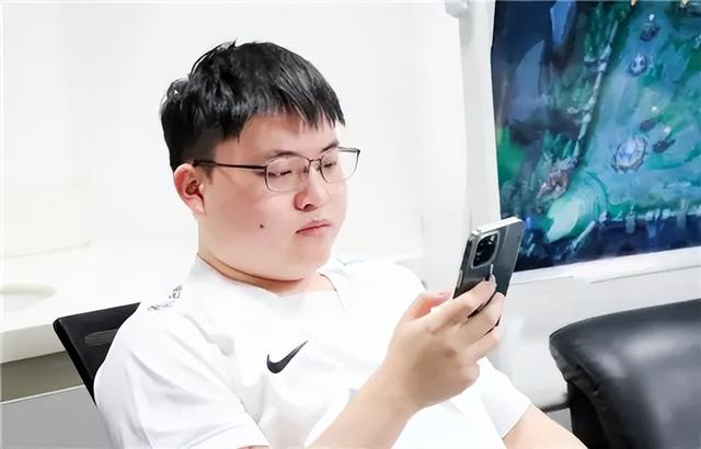 Uzi又开始“自黑”?夺冠就选“虚空薇恩”,黑子白子都沉默了休闲区蓝鸢梦想 - Www.slyday.coM Uzi又开始“自黑”?夺冠就选“虚空薇恩”,黑子白子都沉默了休闲区蓝鸢梦想 - Www.slyday.coM