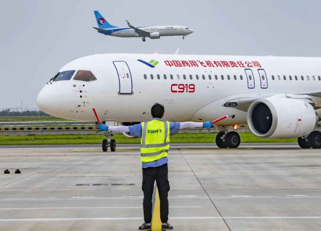 ▲2022年7月25日,C919飞机进行功能和可靠性科目试飞,地面引导人员将飞机引导停入机位。新京报首席记者 陶冉 摄