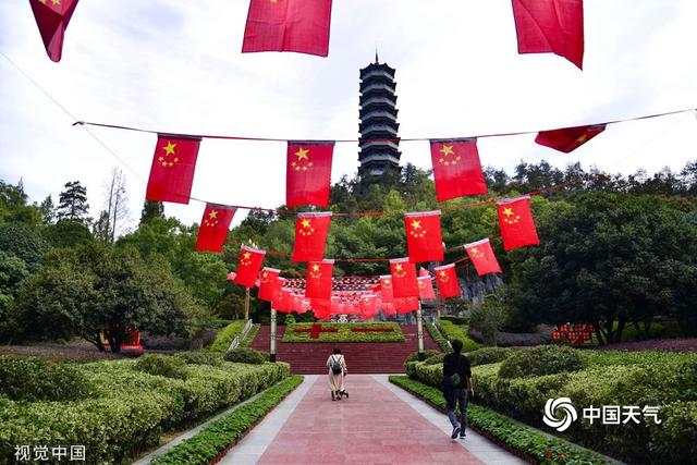氛围感拉满!国庆节将至 全国各地街头五星红旗迎风招展休闲区蓝鸢梦想 - Www.slyday.coM 氛围感拉满!国庆节将至 全国各地街头五星红旗迎风招展休闲区蓝鸢梦想 - Www.slyday.coM