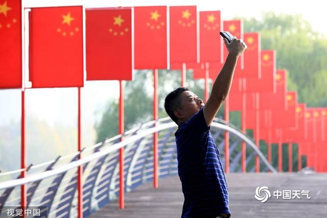 氛围感拉满!国庆节将至 全国各地街头五星红旗迎风招展休闲区蓝鸢梦想 - Www.slyday.coM 氛围感拉满!国庆节将至 全国各地街头五星红旗迎风招展休闲区蓝鸢梦想 - Www.slyday.coM