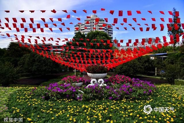 氛围感拉满!国庆节将至 全国各地街头五星红旗迎风招展休闲区蓝鸢梦想 - Www.slyday.coM 氛围感拉满!国庆节将至 全国各地街头五星红旗迎风招展休闲区蓝鸢梦想 - Www.slyday.coM