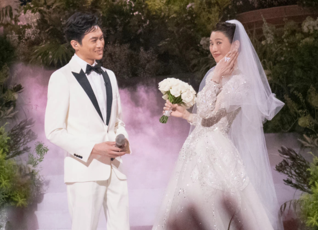 张智霖袁咏仪在披荆斩棘补办婚礼,戴纸戒指甜蜜拥抱亲吻画面感人休闲区蓝鸢梦想 - Www.slyday.coM 张智霖袁咏仪在披荆斩棘补办婚礼,戴纸戒指甜蜜拥抱亲吻画面感人休闲区蓝鸢梦想 - Www.slyday.coM