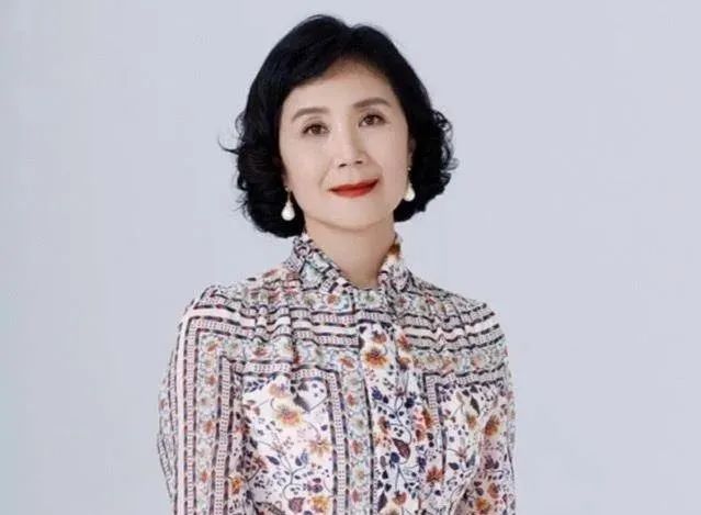 因《北京人在纽约》爆红,嫁初恋30年,被3个男人宠爱,如今竟成“恶婆婆”休闲区蓝鸢梦想 - Www.slyday.coM 因《北京人在纽约》爆红,嫁初恋30年,被3个男人宠爱,如今竟成“恶婆婆”休闲区蓝鸢梦想 - Www.slyday.coM