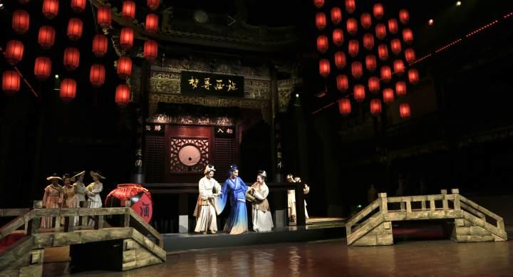 在百年老宅的戏台上重塑西施,大型原创沉浸式演艺秀《梦寻西施》亮相诸暨休闲区蓝鸢梦想 - Www.slyday.coM 在百年老宅的戏台上重塑西施,大型原创沉浸式演艺秀《梦寻西施》亮相诸暨休闲区蓝鸢梦想 - Www.slyday.coM