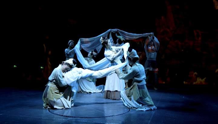 在百年老宅的戏台上重塑西施,大型原创沉浸式演艺秀《梦寻西施》亮相诸暨休闲区蓝鸢梦想 - Www.slyday.coM 在百年老宅的戏台上重塑西施,大型原创沉浸式演艺秀《梦寻西施》亮相诸暨休闲区蓝鸢梦想 - Www.slyday.coM