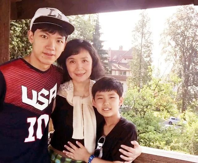 因《北京人在纽约》爆红,嫁初恋30年,被3个男人宠爱,如今竟成“恶婆婆”休闲区蓝鸢梦想 - Www.slyday.coM 因《北京人在纽约》爆红,嫁初恋30年,被3个男人宠爱,如今竟成“恶婆婆”休闲区蓝鸢梦想 - Www.slyday.coM