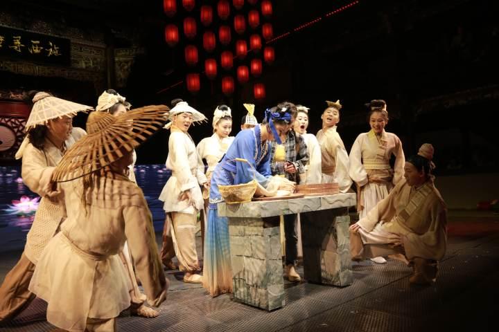 在百年老宅的戏台上重塑西施,大型原创沉浸式演艺秀《梦寻西施》亮相诸暨休闲区蓝鸢梦想 - Www.slyday.coM 在百年老宅的戏台上重塑西施,大型原创沉浸式演艺秀《梦寻西施》亮相诸暨休闲区蓝鸢梦想 - Www.slyday.coM